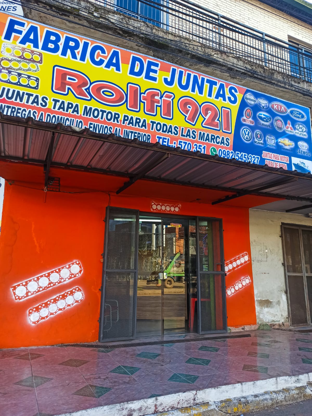 Vista Exterior y Cartelería de Nuestro local